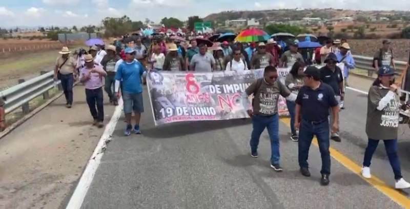 Justicia, pide la Sección 22 en su marcha en Nochixtlán