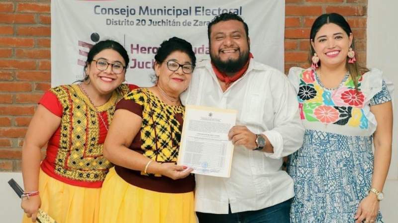 Miguel Quetu recibe constancia de presidente electo de Juchitán 