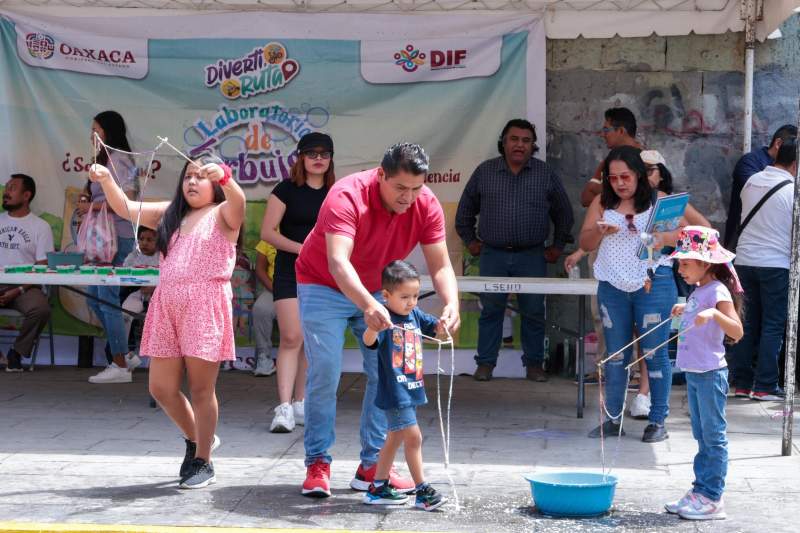 Niñas, niños y adolescentes disfrutan de la Diverti Ruta al lado de sus padres