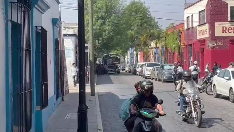 Normalistas toman camiones en la capital; policías solo observan