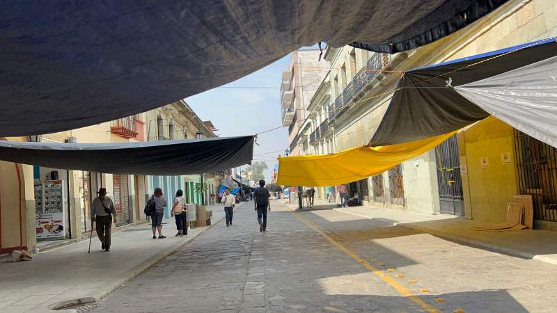 Poco a poco empiezan a retirarse maestros del zócalo de Oaxaca