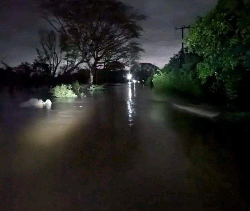 Por incremento de agua, cierran paso de Reforma de Pineda a Ixhuatán