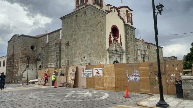 Por trabajos de restauración en el Ex Templo de San José cierran en las escaleras de la plaza de la Danza