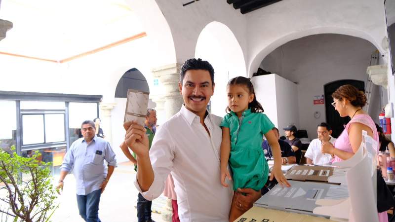 Ray Chagoya emite su voto y llama a la participación ciudadana en Oaxaca de Juárez