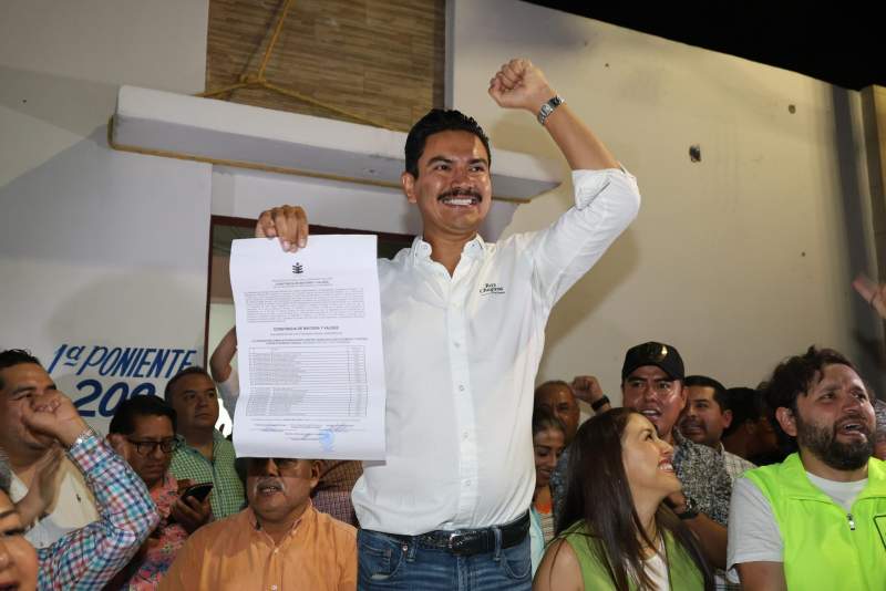 Ray Chagoya es presidente municipal electo de Oaxaca de Juárez tras recibir su constancia de mayoría; llama a la unidad