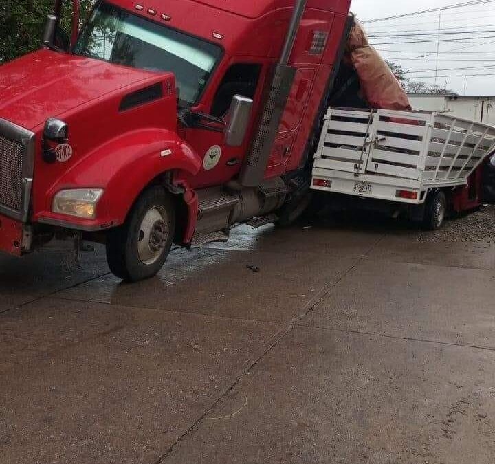 Se forma socavón en Matías Romero y tráiler se va para abajo