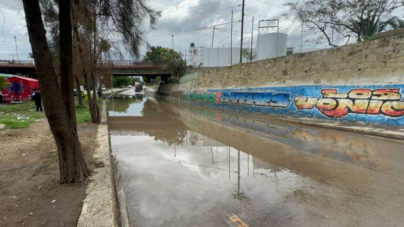 Se mantienen los trabajos para retirar agua debajo del Puente Valerio Trujano