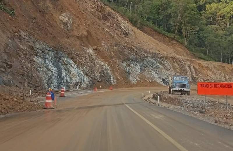 Siguen las afectaciones por derrumbe en la autopista Oaxaca – Costa