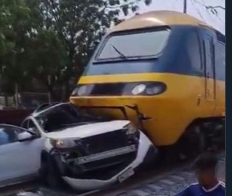 Tren arroya a camioneta en Salina Cruz