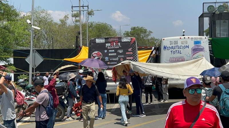 Maestros de la Sección 22 ya toman el Aeropuerto de Oaxaca y se confrontan con ciudadanos