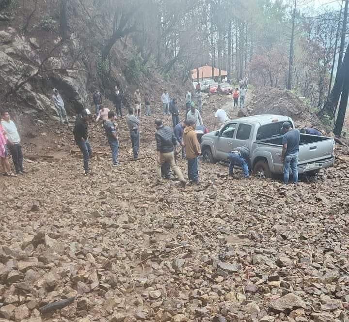 Se registran varios derrumbes de cerro en distintos puntos de la entidad; el más fuerte en la Sierra Juárez