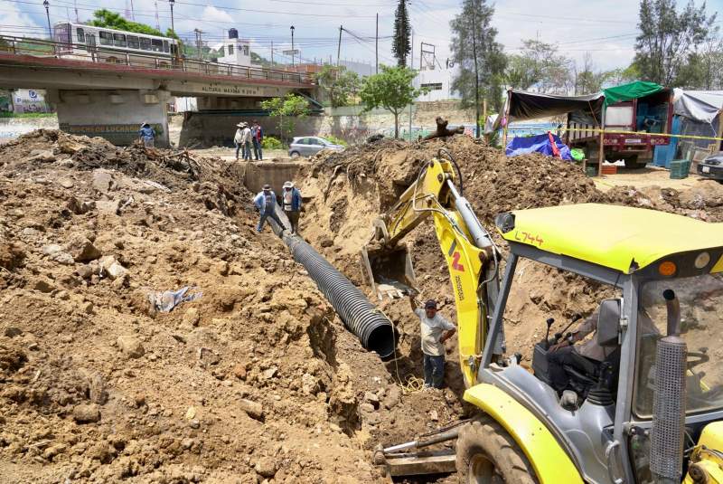 Rehabilitan colector pluvial para desfogue de agua en puente Valerio Trujano