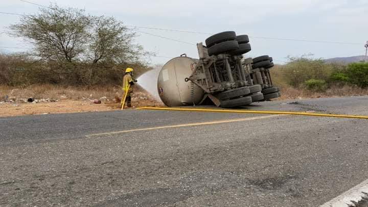 Vuelca pipa con combustible en Tehuantepec