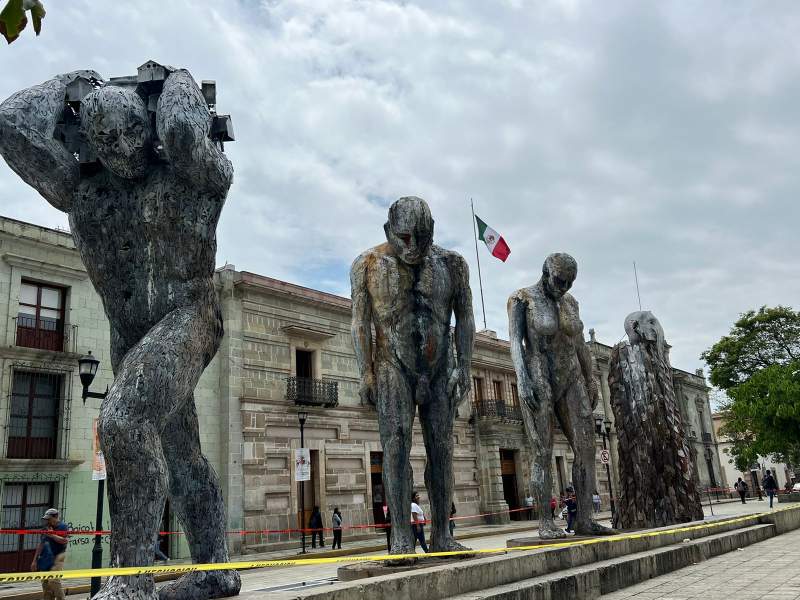 Aparecen gigantes en la Alameda de Oaxaca