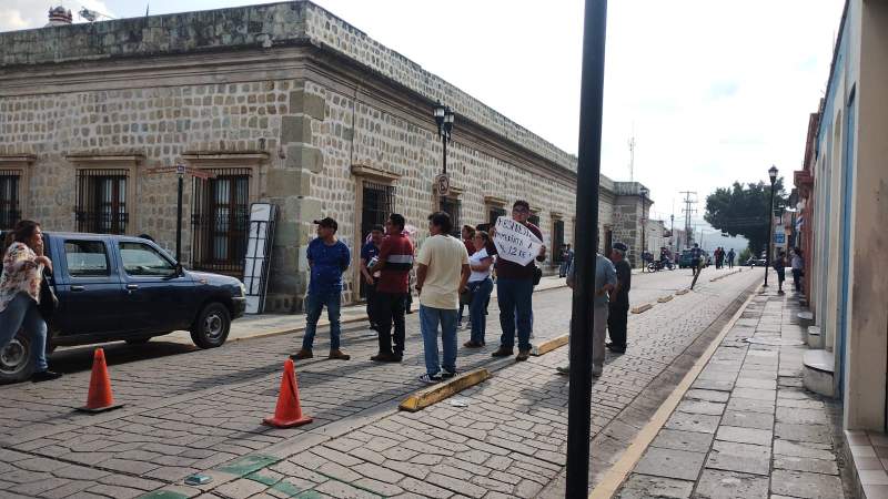 Bloquean sindicalizados sobre la calle de Morelos