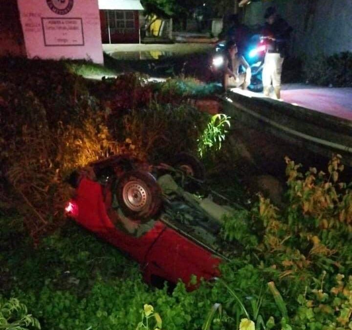 Camioneta se va a un canal de riego Juchitán; ocupantes abandonan la unidad