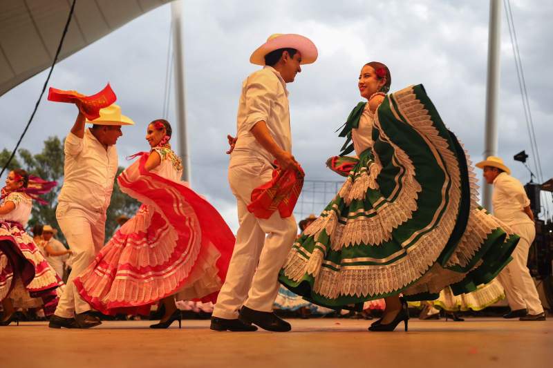 Cautiva cultura y tradiciones en la edición vespertina de la Guelaguetza 2024