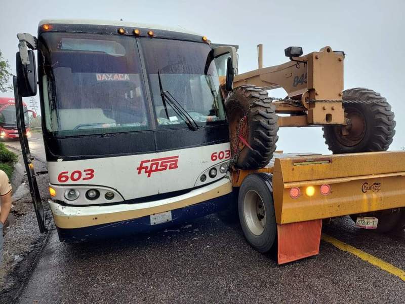 Choque entre un autobús y un tráiler provoca cierre de la carretera federal 190