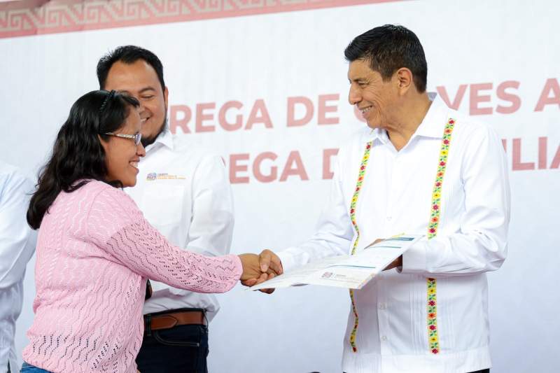 Con entrega de Claves de Centro de Trabajo Gobierno de Oaxaca pone fin a rezago y privaciones de 45 escuelas