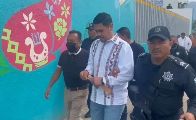 Detienen a dos revendedores de boletos en el Auditorio Guelaguetza