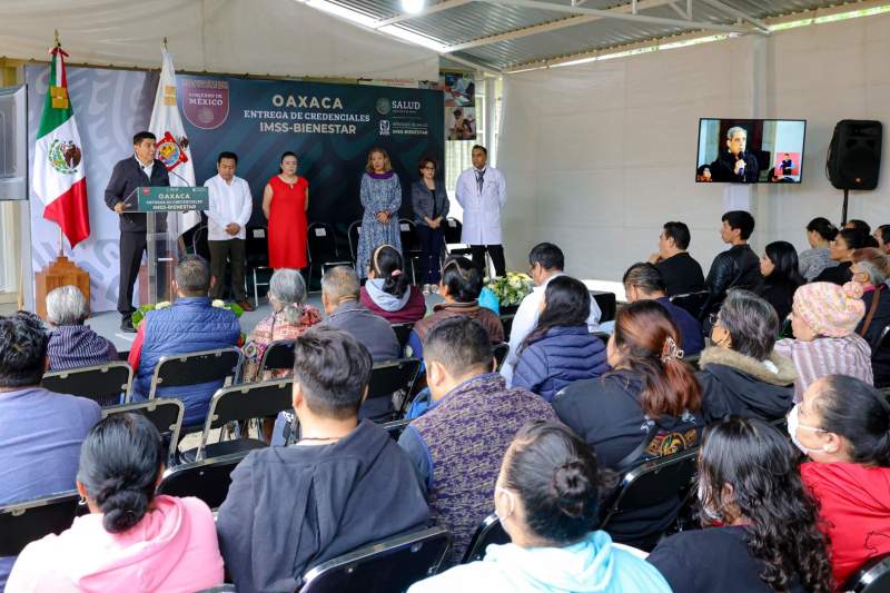 Entregan las primeras credenciales a personas beneficiarias del programa IMSS-Bienestar en Oaxaca