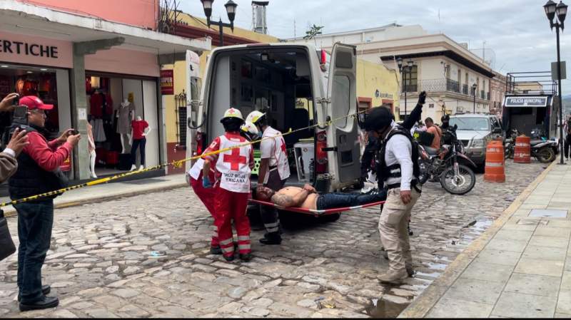 Hombre se avienta desde un balcón en el centro de Oaxaca; sale ileso