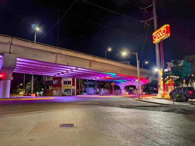 Iluminan el Puente de Cinco Señores en la capital