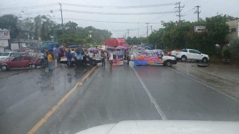 Maestros de la Sección 22 bloquean en Matías Romero