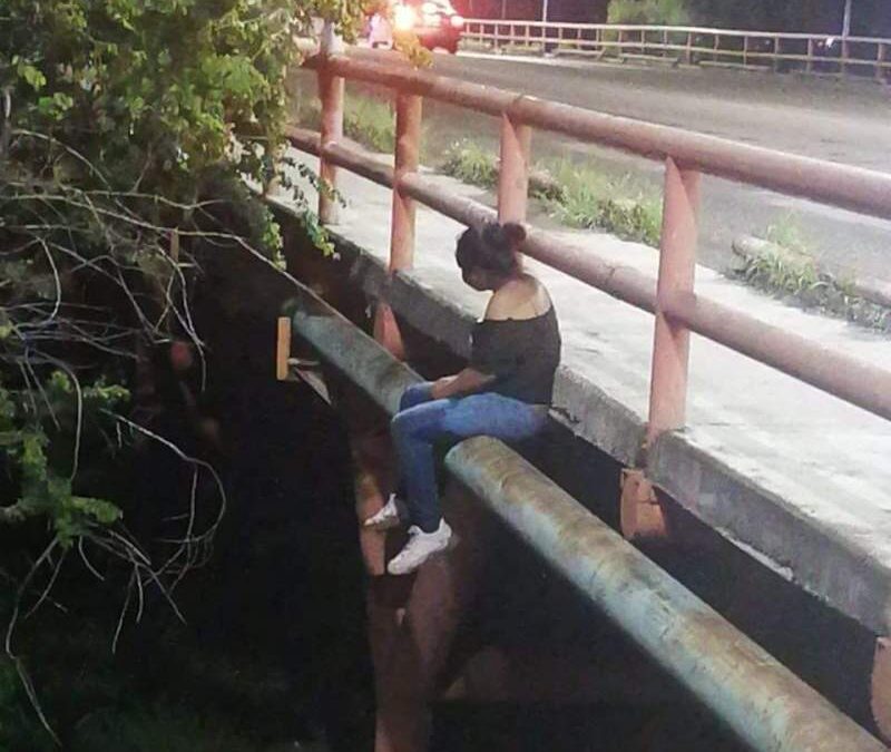 Rescatan a mujer que pretendía quitarse la vida en el puente del Tecnológico