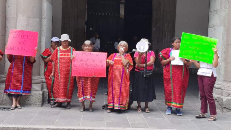 Siguen triquis con sus protestas en la capital; se les acaba la Guelaguetza