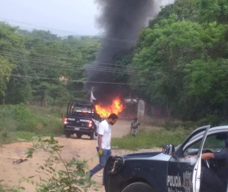 Sujetos desconocidos queman taxi en Matías Romero