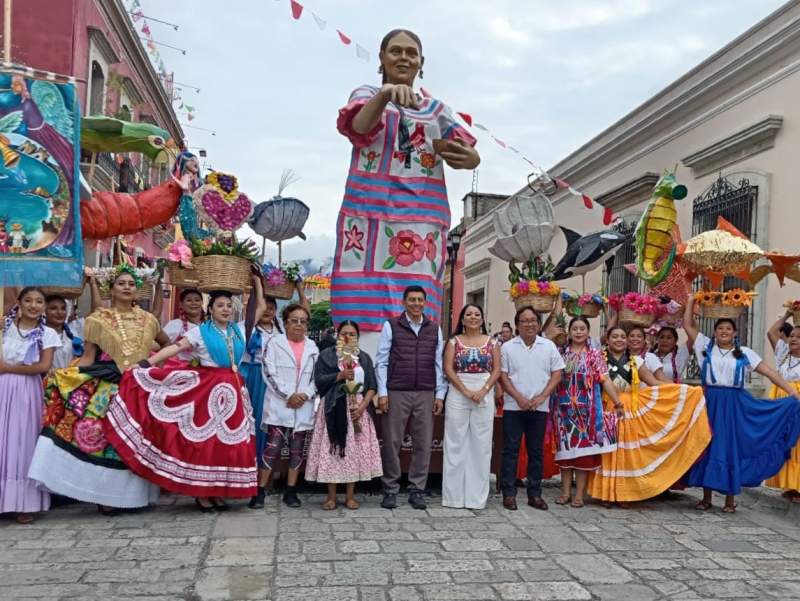 Inauguran esculturas monumentales de #Guelaguetza en la capital