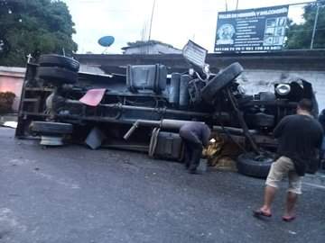 Pipa se queda sin freno y vuelca sobre un Mototaxi y una camioneta en Donají