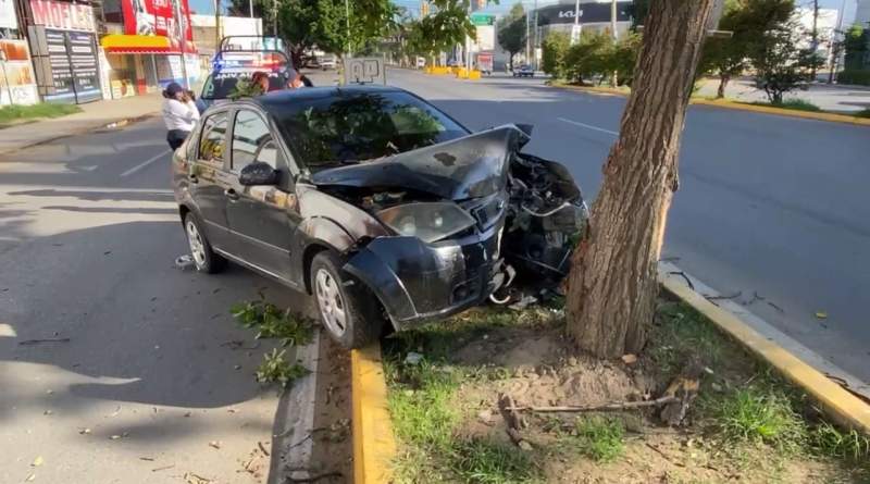 Solo daños materiales deja accidente de un auto que se impactó con un árbol