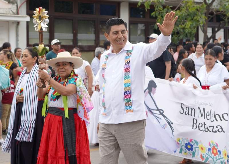 Música, danzas y tradiciones se desbordan por las calles de Oaxaca en segundo Desfile de Delegaciones