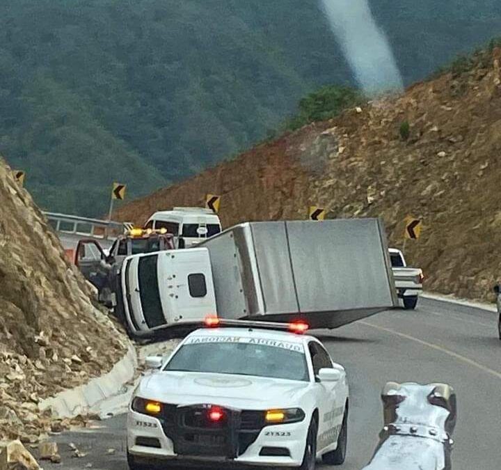 Vuelca camión en la autopista Barranca Larga – Ventanilla