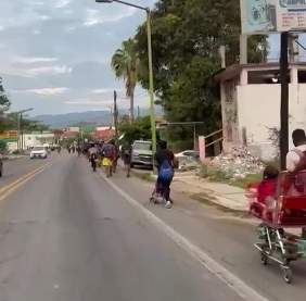 Avanza caravana migrante por el Istmo; llegarán a Oaxaca por la Costa