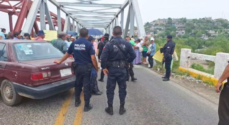 Bloquean paso en el puente de Fierro en Tehuantepec