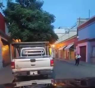 Conductor le lanza su vehículo a elemento vial en calles de la Ciudad de Oaxaca