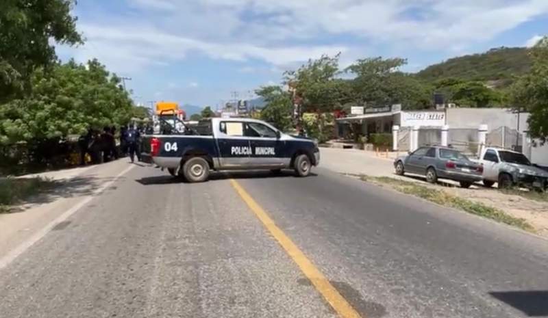 Elementos de la Policía Municipal bloquean paso en Tehuantepec