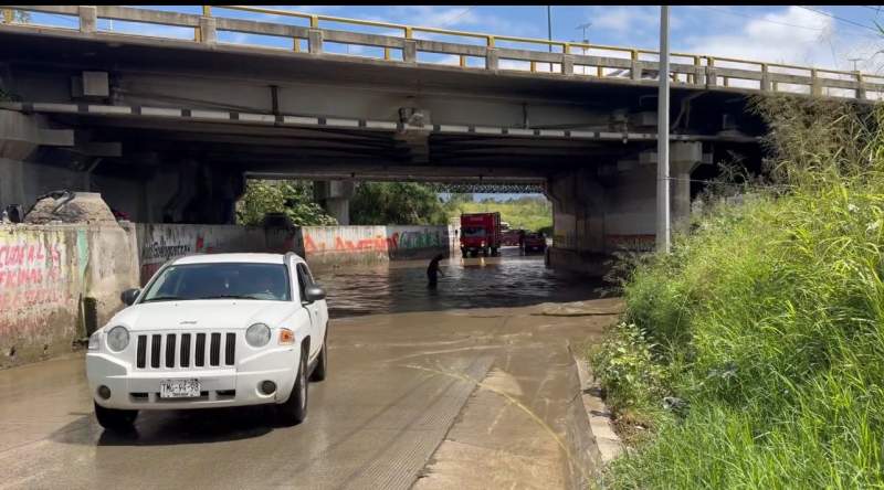 Lluvias provocan encharcamiento bajo el Puente del Parque del Amor