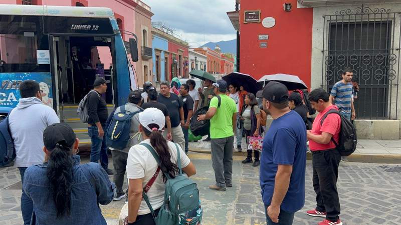 Maestros bloquean en calles del centro de la ciudad; son del nivel inicial