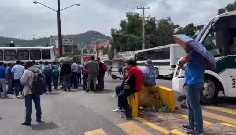 Maestros de secundarias generales bloquean el crucero del ADO