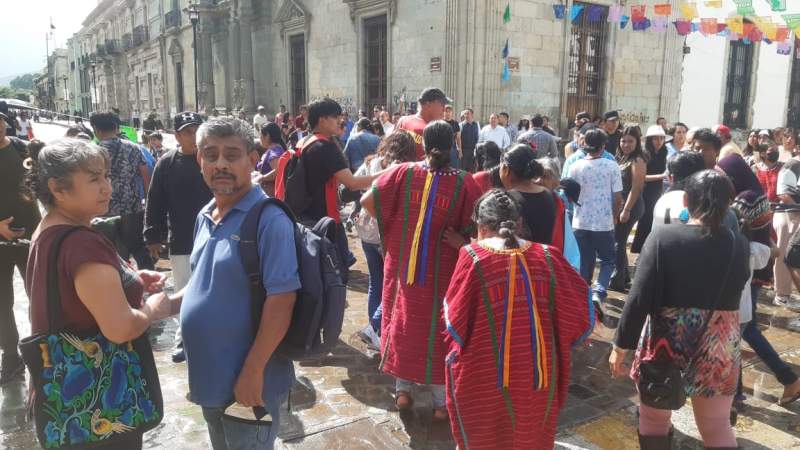 Mantienen triquis su protesta en el centro, tras ser desalojadas