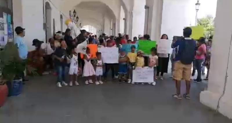 Marchan en Tehuantepec para recuperar la unidad deportiva Guiengola