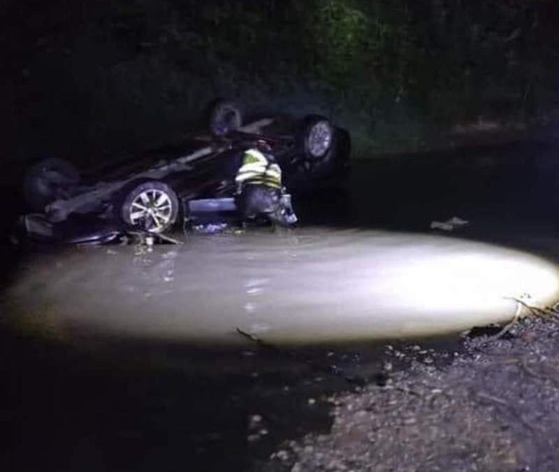 Mueren dos personas tras volcadura de un vehículo en el Río Salado