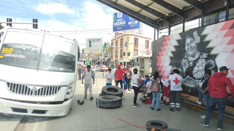 Mujer sale lesionada tras ser impactada por una llanta en la Central de Abasto