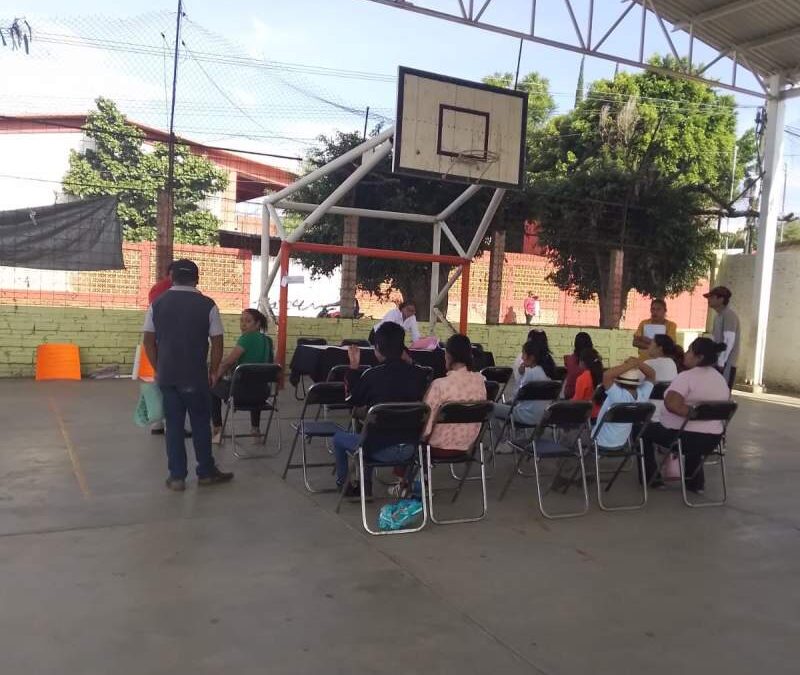 Niños del CAM de la agencia de Donají toman clases en canchas de Basquetbol de esa zona