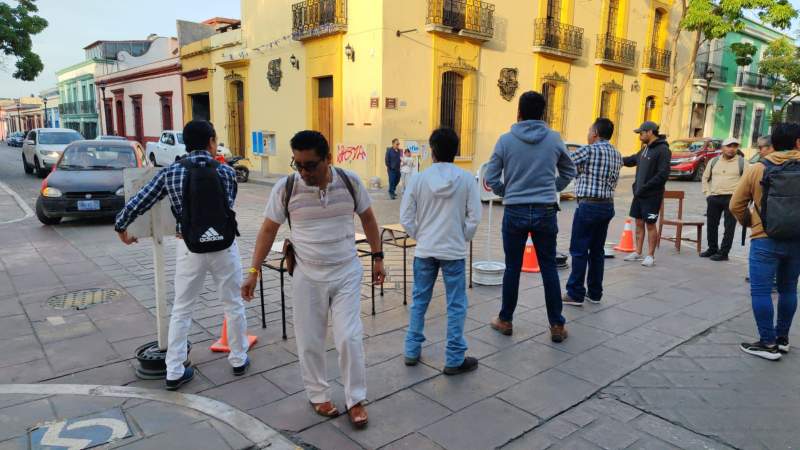 Padres de familia de la Abraham Castellanos bloquean en calles del centro