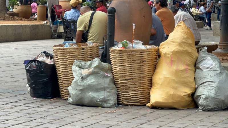 Por el día del Barrendero, así lucen canastos en el Zócalo de Oaxaca